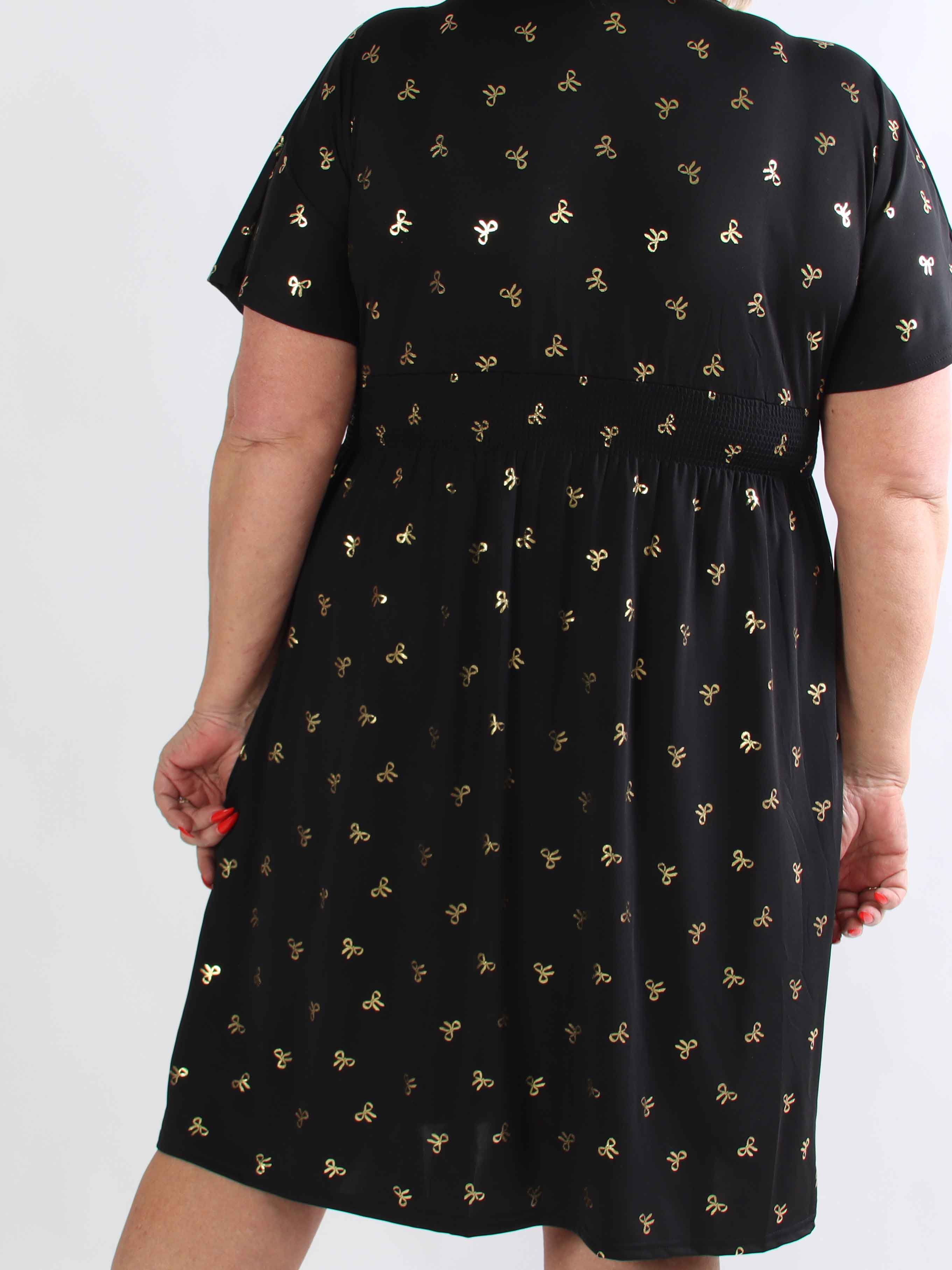 Pams Gold Bow Short - Plus size kjole med smock i livet og fine guld sløjfer